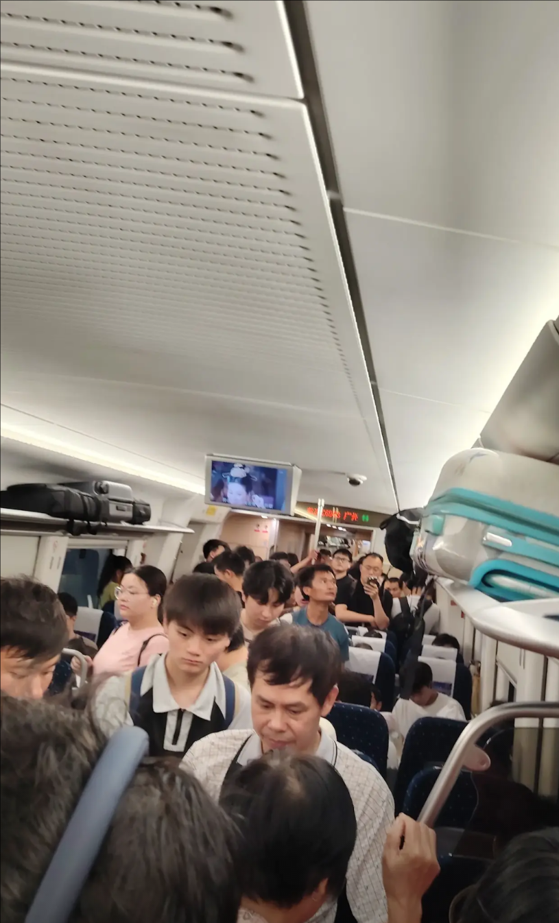 如今高铁变地铁了吗？广州南至湛江西的动车的站票卖得太狠了，下2图才是始发站，车