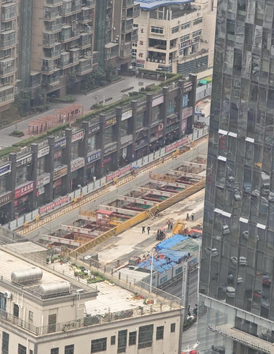 深圳龙华壹城中心这边确实很需要一个地铁站这个附近人实在太多了，一到下班时间就