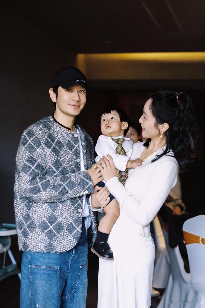 baby真的人美心善！让小海绵带生日礼物赴宴，亲戚还说内娱最喜她，实至名归～