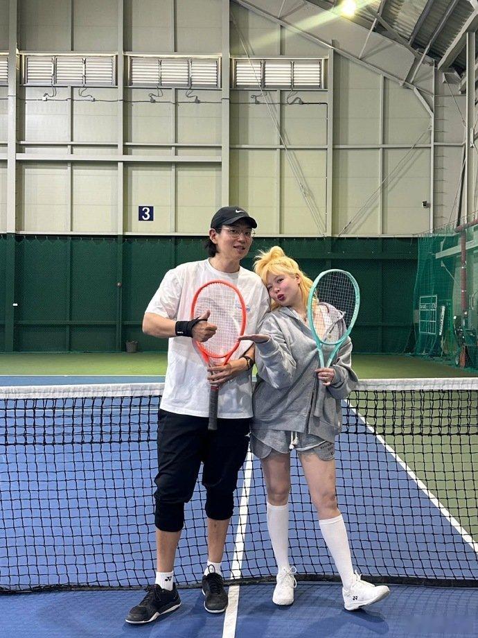 差点认不出泫雅差点认不出泫雅，感觉长肉了！泫雅的近照