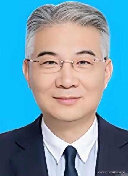 看了这个曾经的重庆市财政局长，重庆市政府原参事封毅的通报，心里十分惊叹，此人竟然