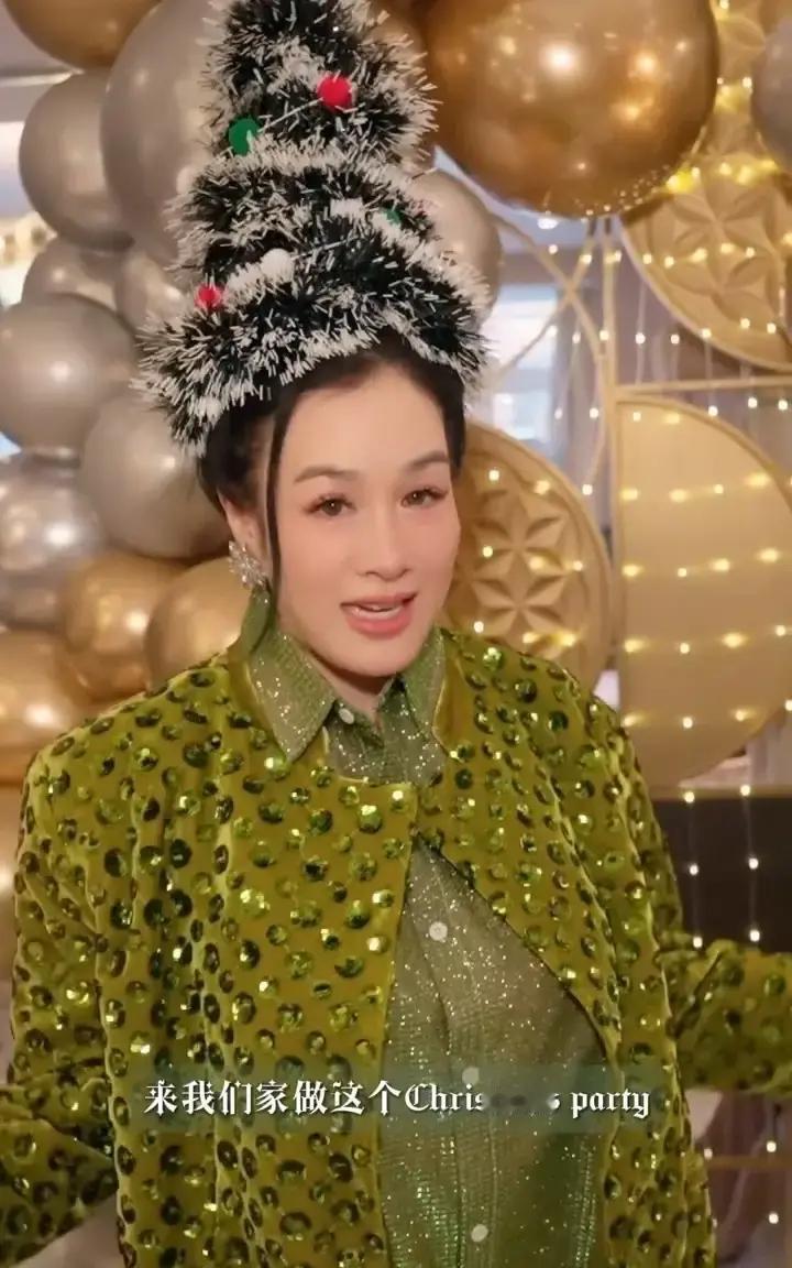 十年火鸡没断过钟丽缇把厨房点成绿色。圣诞树是旧报纸卷的，彩灯是前年剩的。张