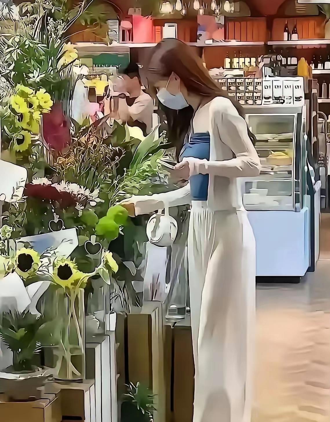大街上女生穿搭出现尴尬状况，路人个个欲言又止不敢上前提醒，看似腼腆小事，实则戳破