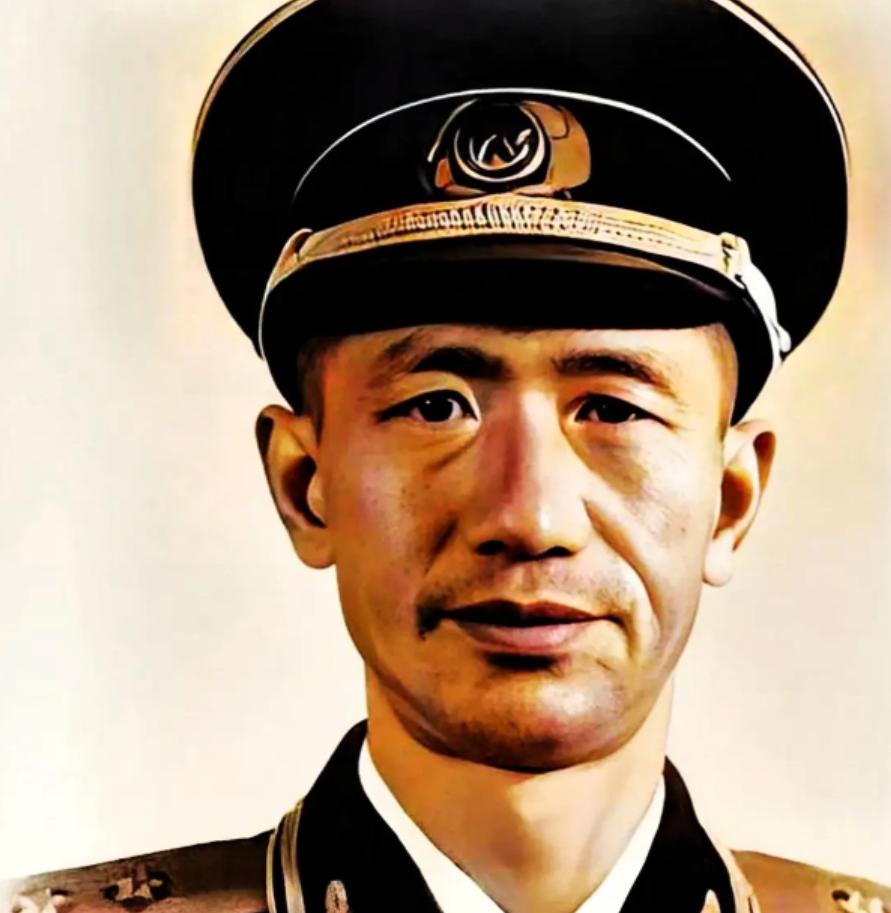 1935年，红九军作战科长周希汉，被军长顶着额头连开五枪，五枪都没打中：是他命大