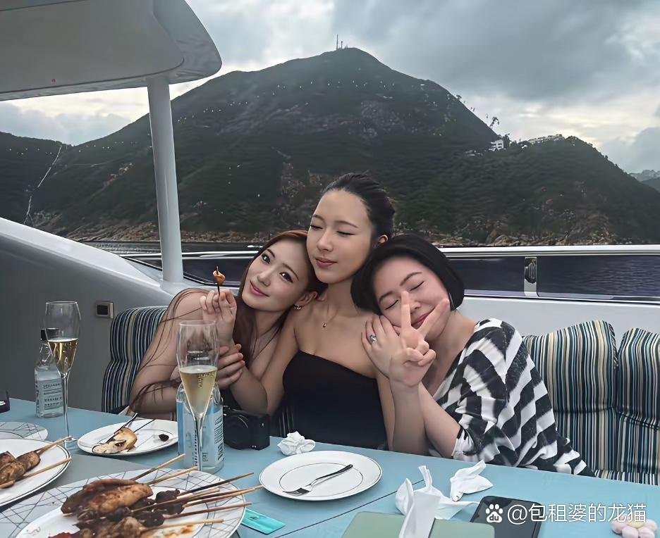 小S晒出一家四口香港游合照！两位千金美貌惊艳全场，看来接下来她是要全力推女儿上位