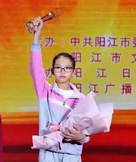 广东一男子在医院陪护流产的妻子时，病房外抽烟发现女弃婴，他高兴抱回家，4年后家中