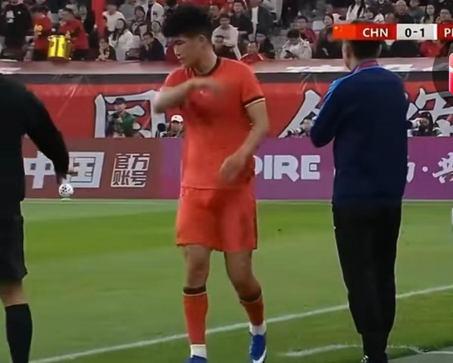 国足U231：1战平朝鲜，比赛第38分钟，彭啸因伤无法坚持比赛，被贺一然替换下场