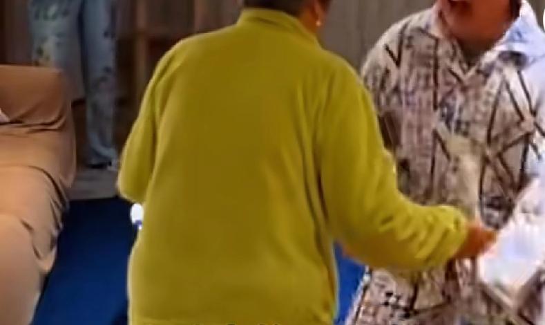 乐极生悲，不过如此四川一男子，终于出掉了游戏里面的所有装备，非常的开心在客厅