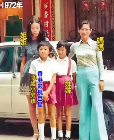 谁能预料到，这个拽拽的小男孩，将来成为一个巨星。[呲牙笑]