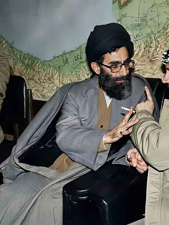 哈梅内伊年轻时的长相还不如现在呢，年轻时一把大胡子，像一个放羊的。老了倒比年轻时