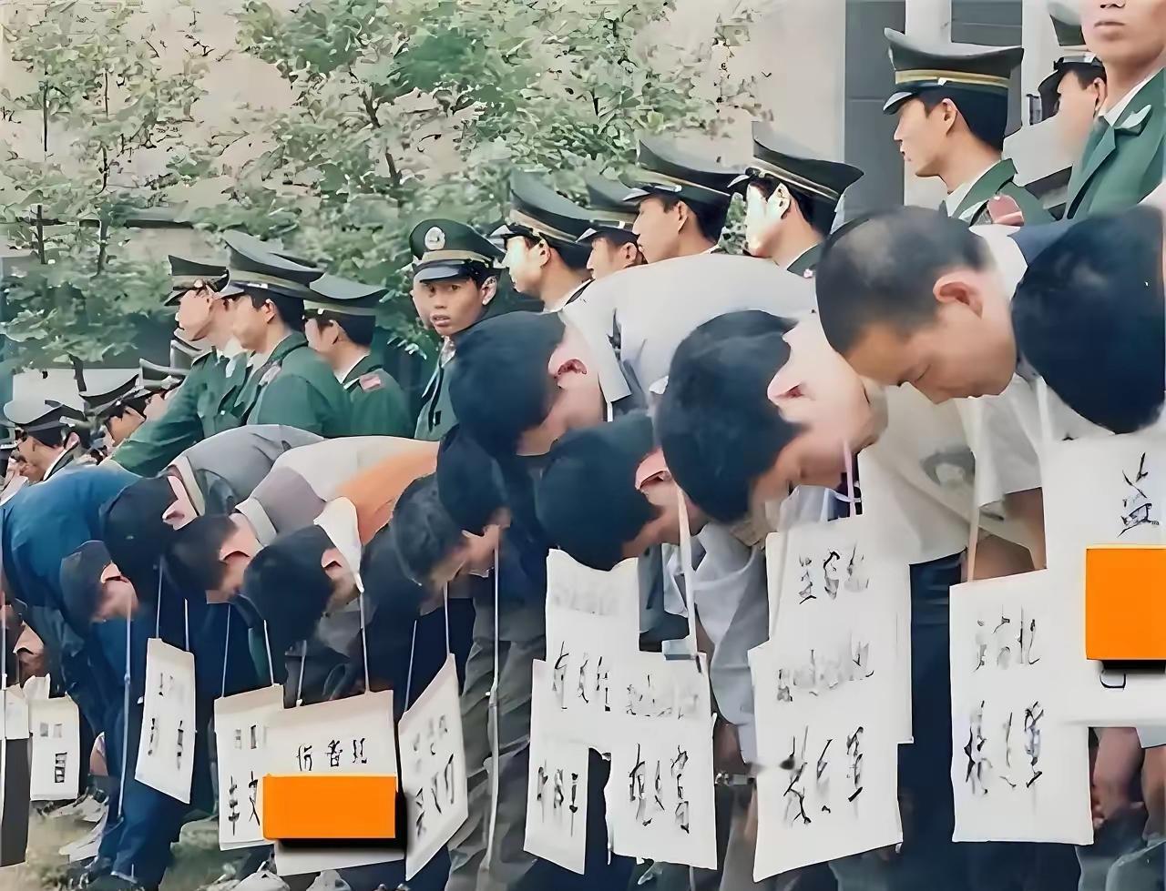 1983年的严打，对国家和社会意义重大。8万余重刑犯被闷罐车押往大西北，戈壁地窝