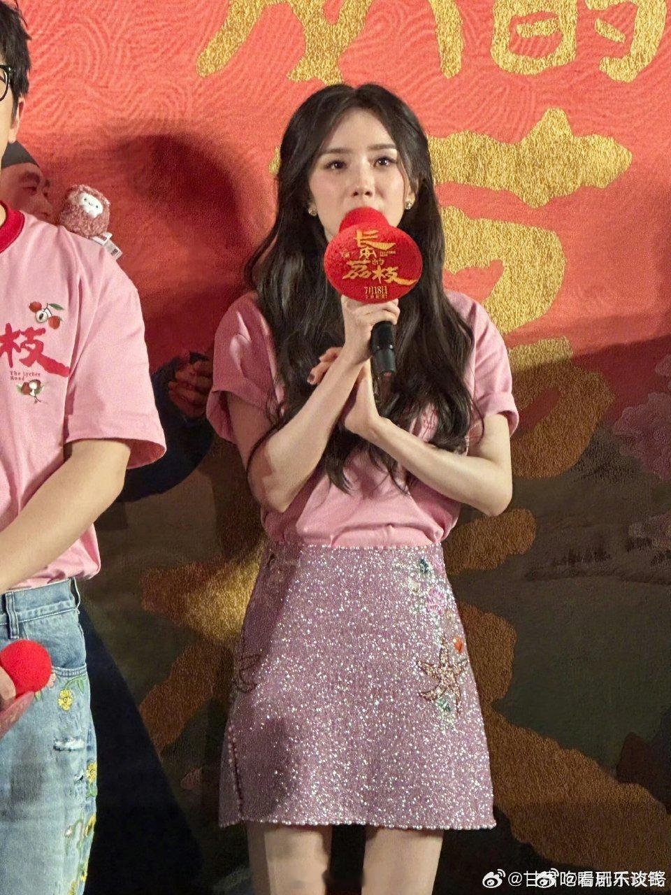 “木棉花落，爱不褪色”杨幂这几张给我可爱得晕古去。。笑起来和星星眼表情包一模一样