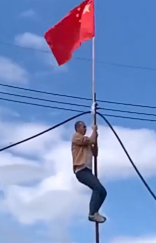 柬埔寨也挺聪明的，面对泰军F16的空袭，直接在大楼的楼顶悬挂五星红旗，这一招确实