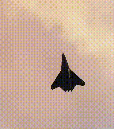 又一架隐形战机低空试飞，惊呆全网！50战机高清低空试飞画面，已经引发多国热议！