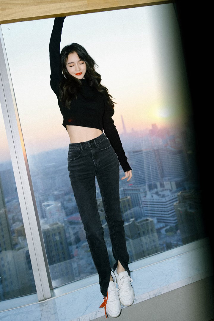 angelababy杨颖靠窗放空日常上线，猜猜我望向窗外时在想什么
