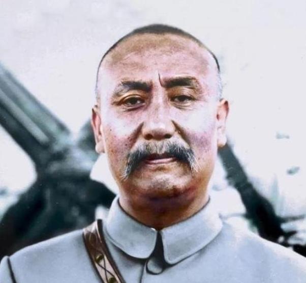 1960年，台北阳明山的一间破草屋里，阎锡山咽了气，贴身侍卫清理遗物时吓了一跳：