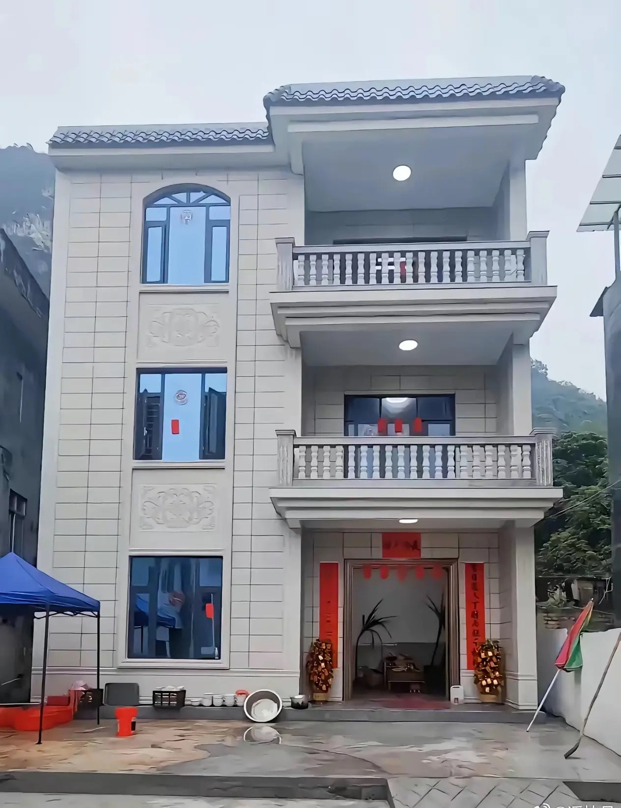 二幢房子哪个造价更贵，住起来更舒服