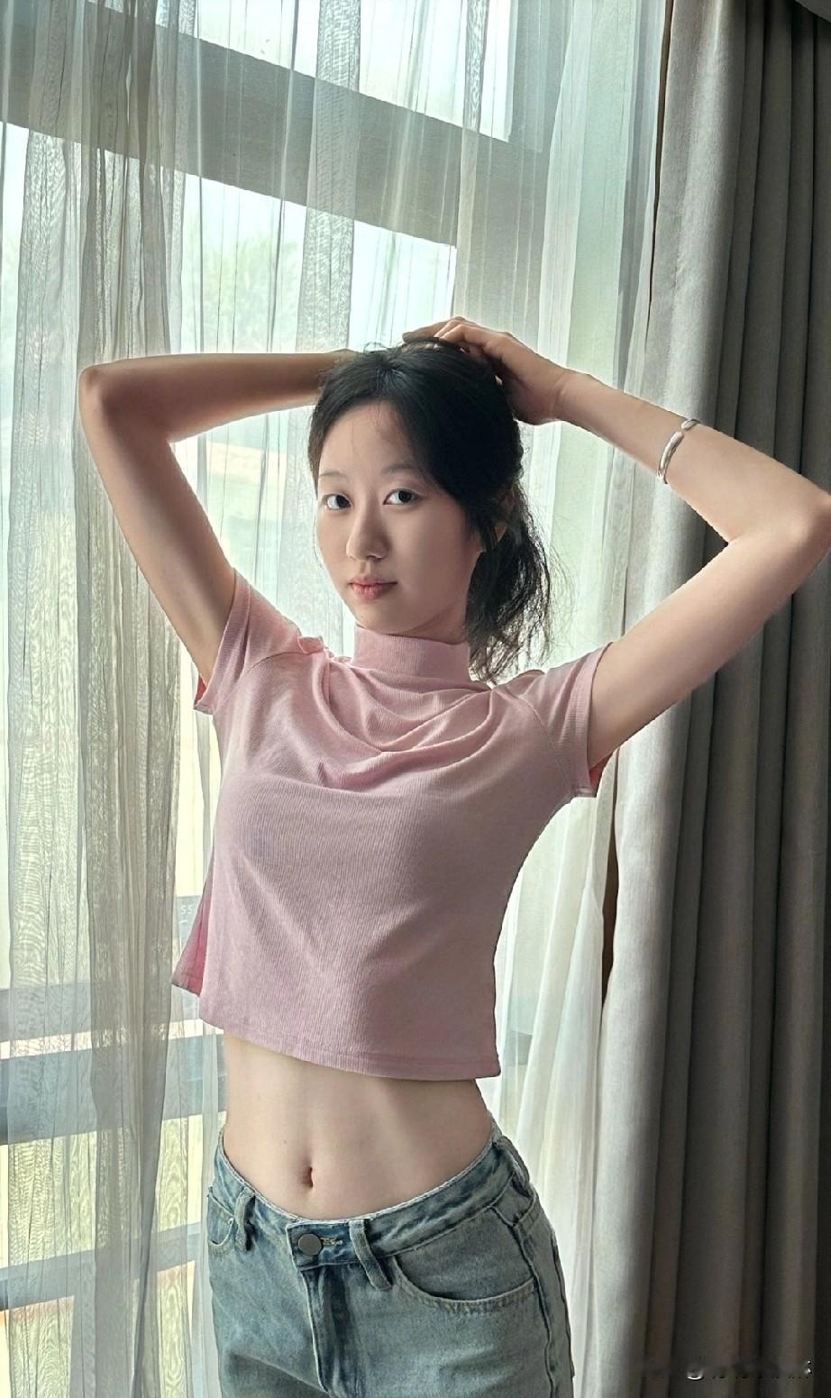 清新少女风，粉色短袖搭配牛仔裤，轻松自然！