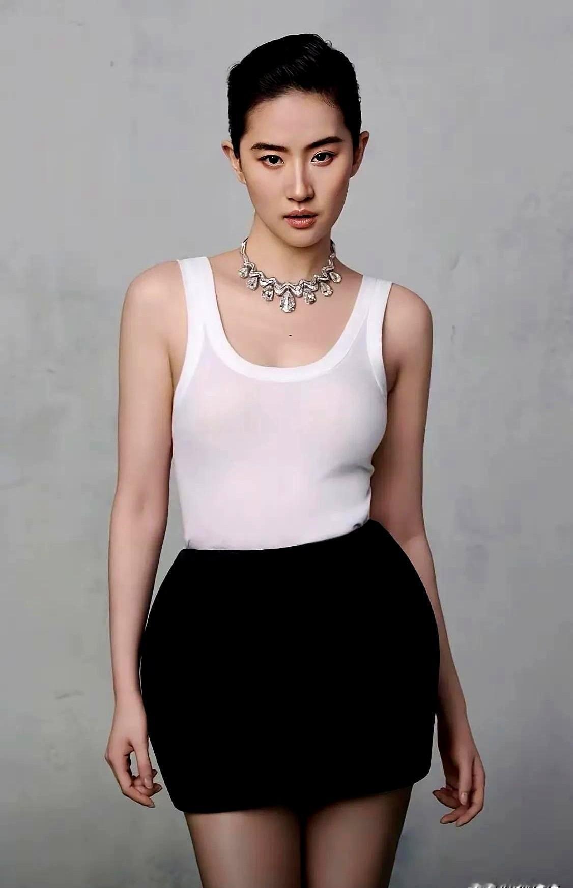 刘亦菲把老头背心穿成高定，这事儿你敢信？都说时尚是个圈，但神仙姐姐直接把它玩成