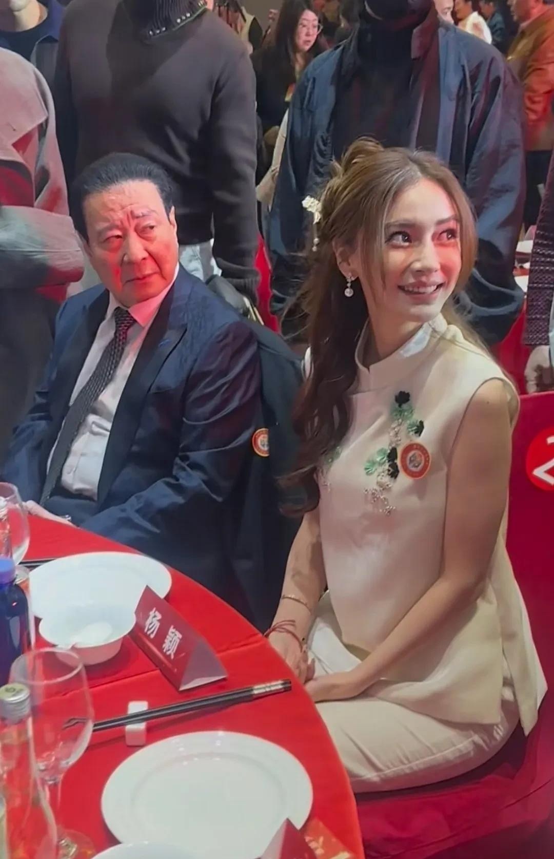 杨颖现身北京参加重阳节联欢活动，染着一头黄发，穿着中式无袖上衣白色裤子，柳眉大眼