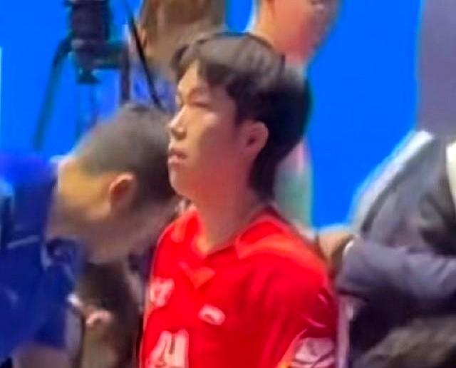 刚刷到个事儿，挺戳人的——哥哥输了比赛没走，就杵在场边死盯妹妹打半决赛，那眼神藏