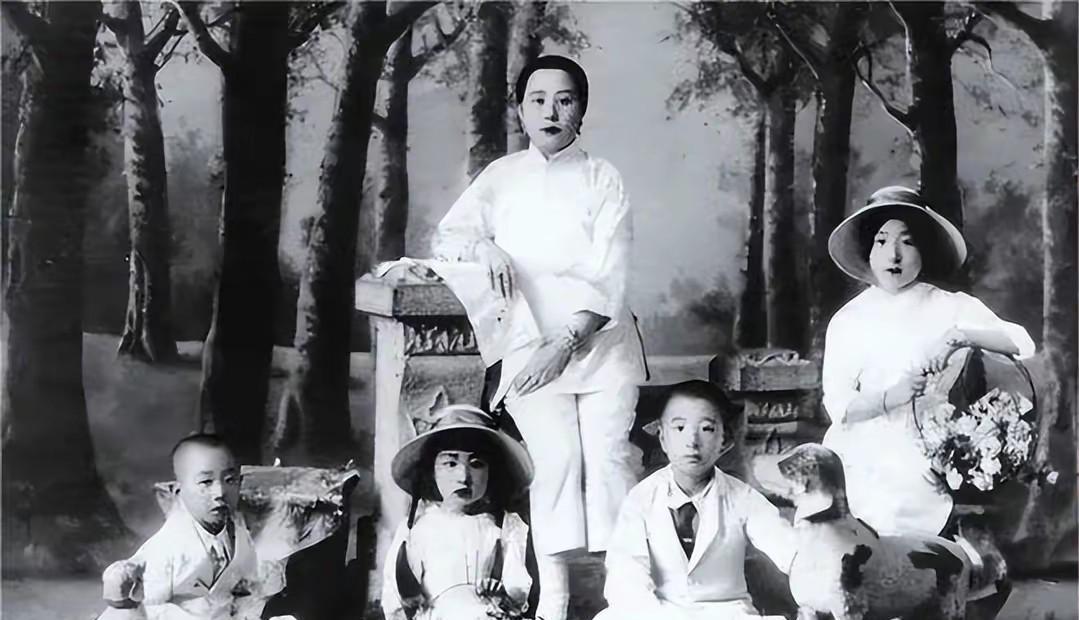 1906年，31岁的张作霖强势娶了18岁的许澍旸。大婚当夜，张作霖搂着许