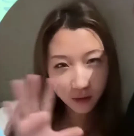我知道李欣莳为什么那么气愤了，因为Zeus戏耍了她！从她和Zeus合拍的视频里可
