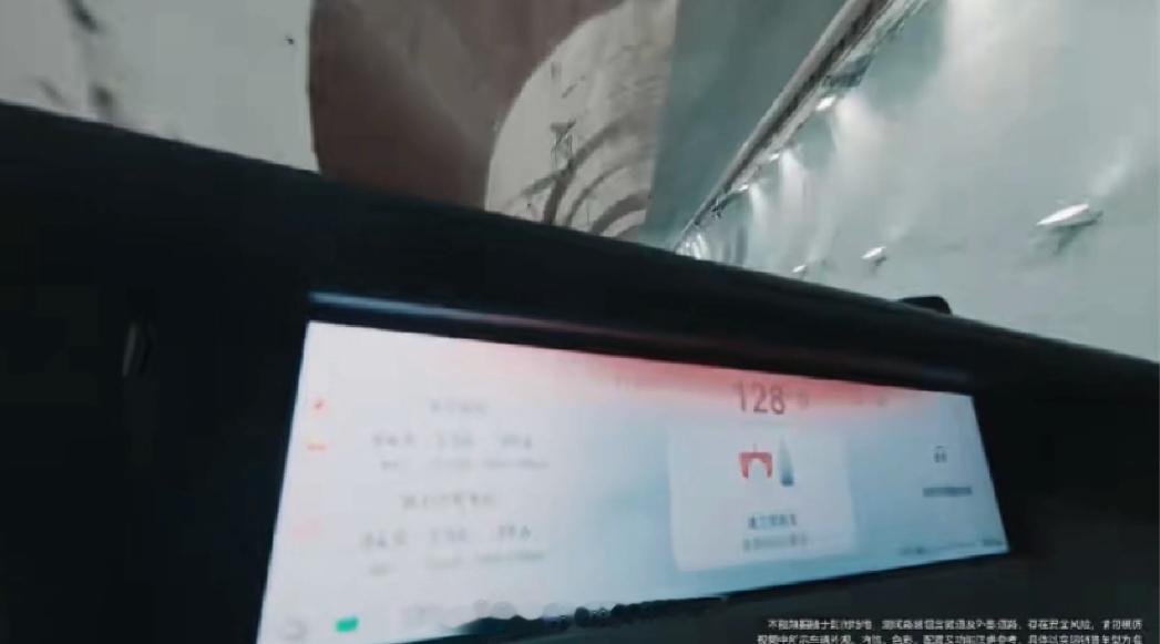 华为乾崑ADS应该是成为了人类汽车史上第一个在隧道顶触发AEB的辅助驾驶系统。