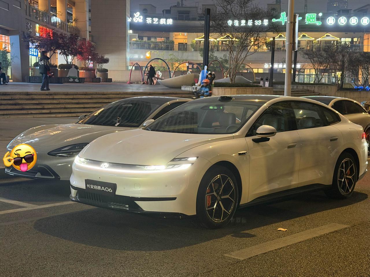 这两天拿到一台长安启源A06，等人时刚好停在一辆小米Su7旁，停下车仔细对比了一