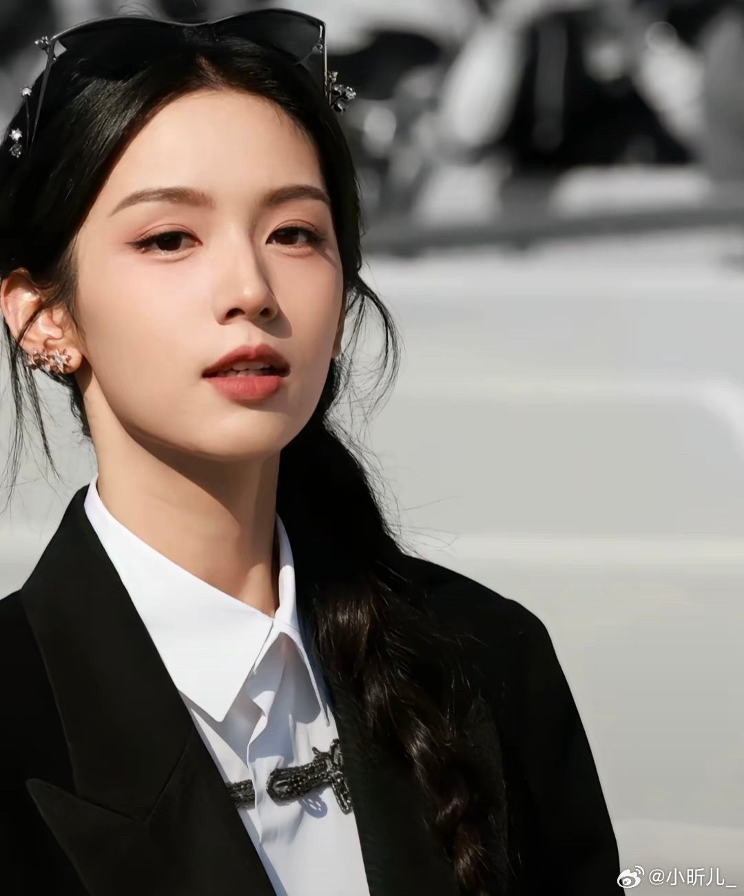 周也油画里走出来的少女可爱的她有侧面线条像雕塑一样精致，静时清冷带感，笑起来露