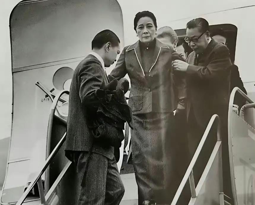 1986年10月25日台北松山机场，89岁高龄的宋美龄在蒋经国（右）和蒋孝勇（左