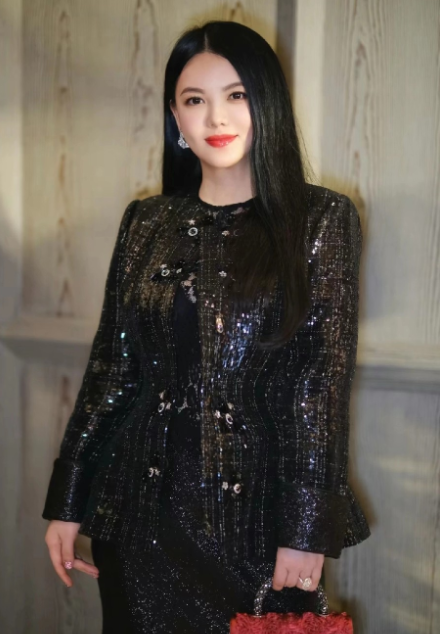 钱养人，李湘越来越气质了，温柔了王诗龄亭亭玉立，小鸟依人