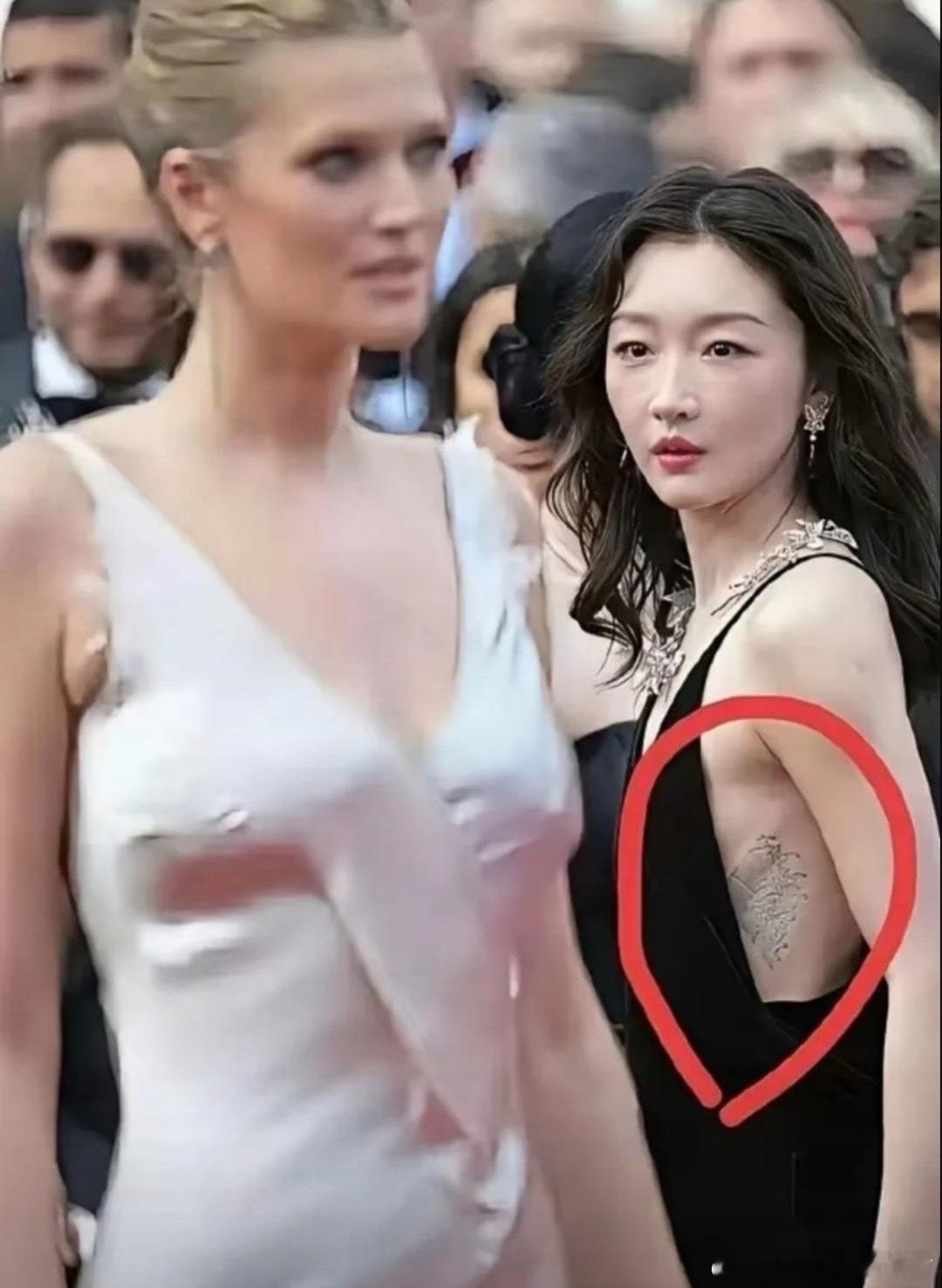 看到周冬雨这张照片，我第一反应是：她真的好敢穿。这条背带裤几乎把她标志性的纤瘦身