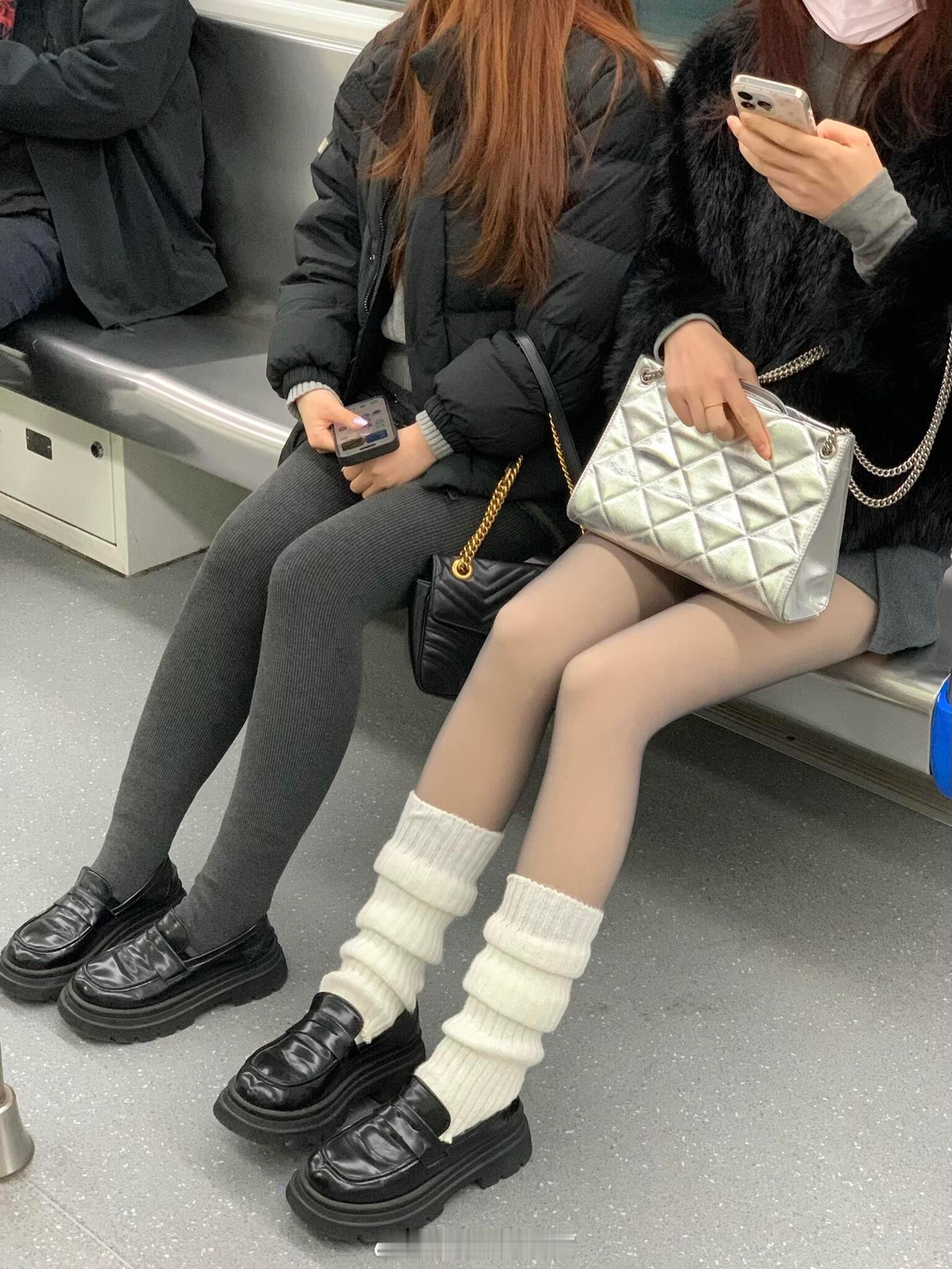 第一次这么直观地感受到…和室友出门，感觉室友这样穿真的好有气质，第一次这么明显的