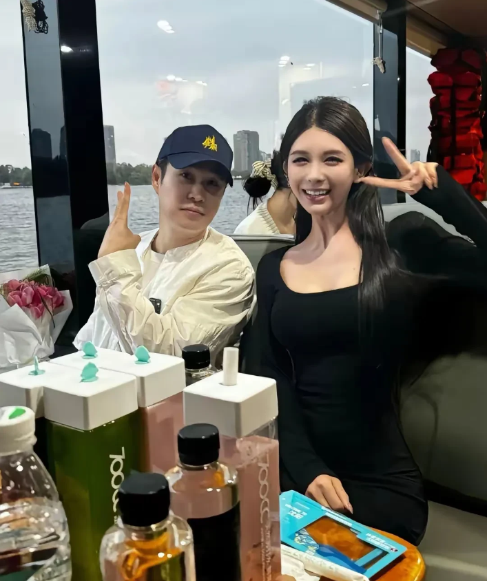 有网友在餐厅偶遇小沈阳，发现他整个人都不一样了。不仅长相越来越有型，连穿衣打