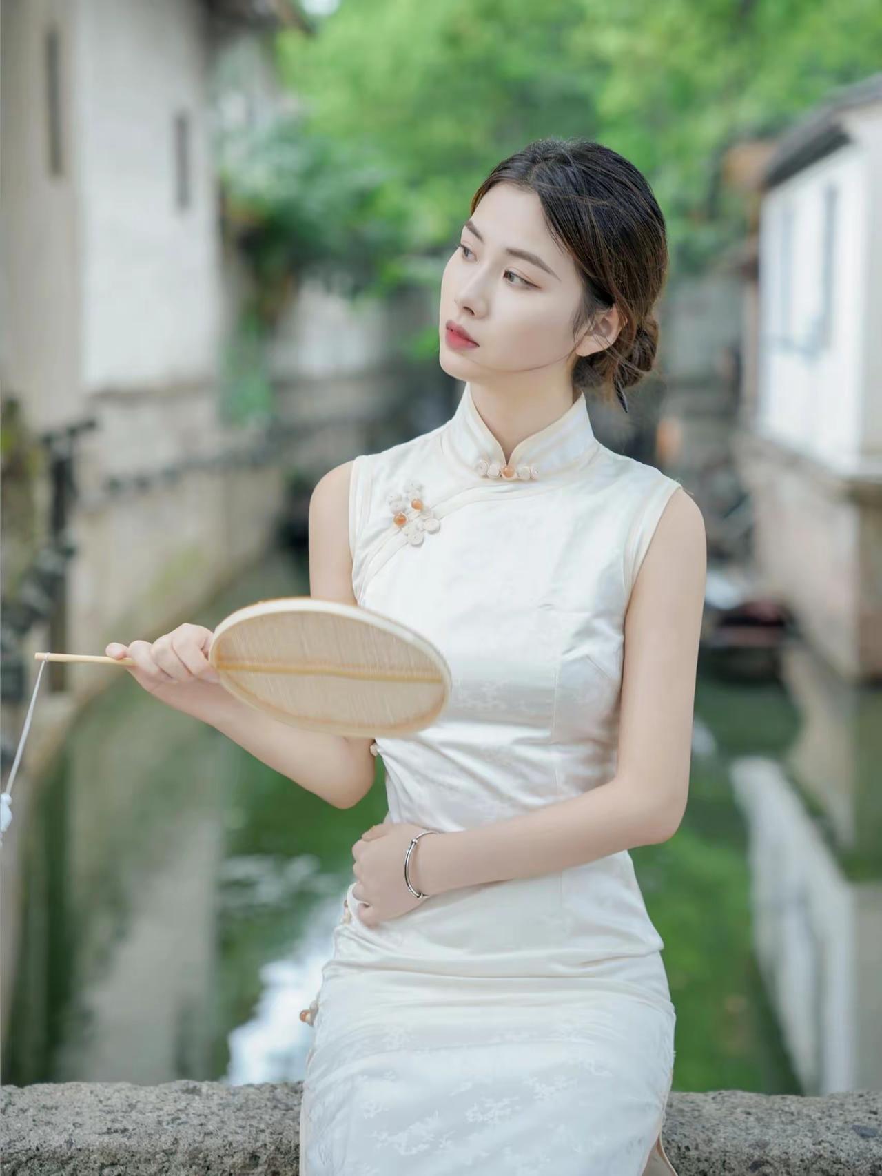 哲学家叔本华说，我曾经愚蠢地以为歌唱得好、球打得好、字写得好，就是才华。后来我才