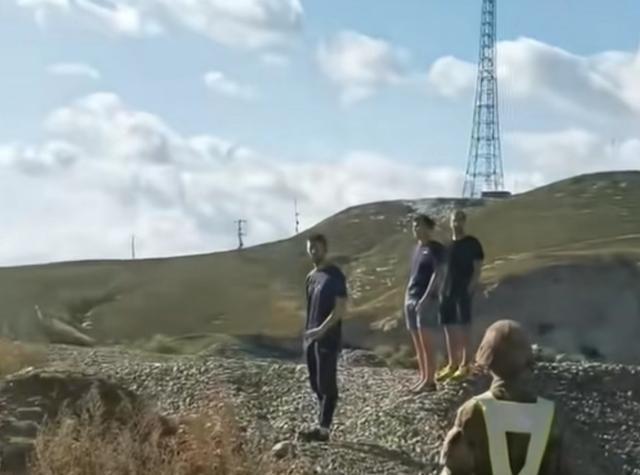 网友徒步偶遇三个老外对着军事基地“看风景”，反手就是一个举报。那地方荒无人烟
