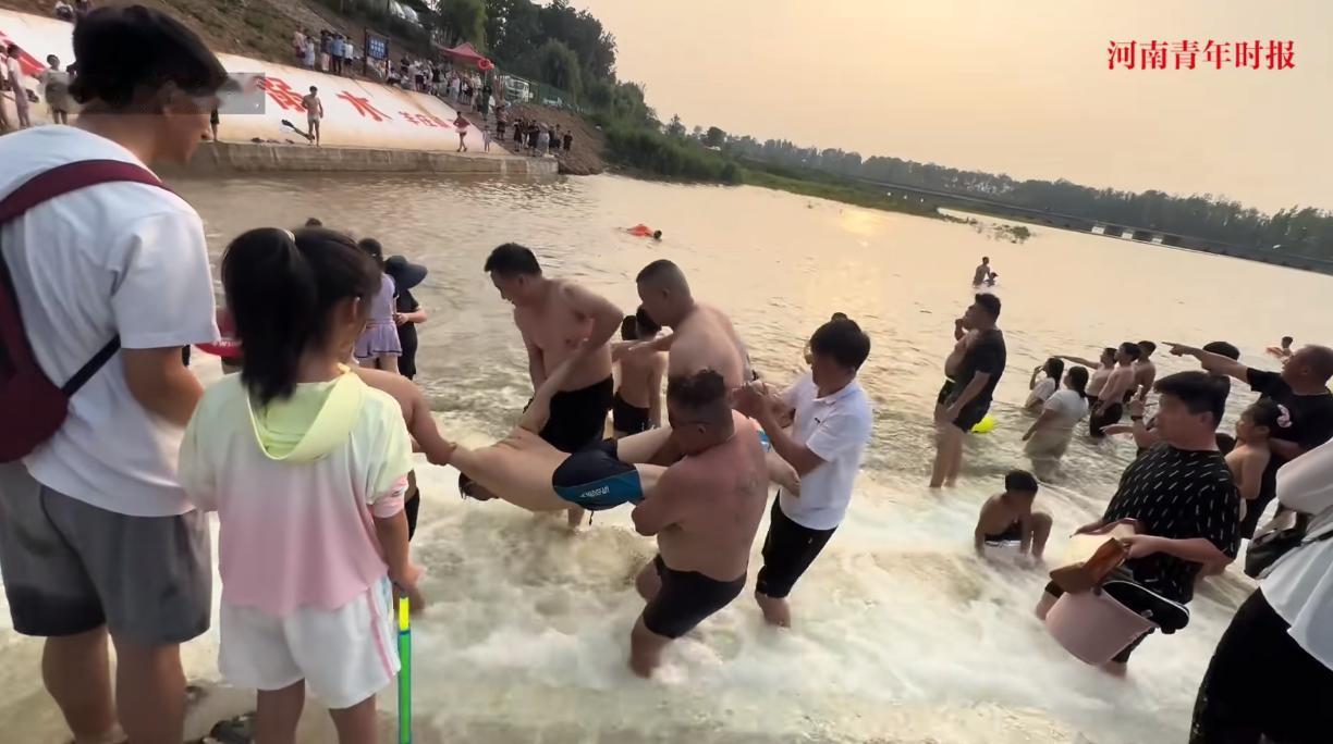 悲剧还是发生了！7月13日，山东枣庄，一男子在水坝附近玩耍时溺水，在水底漂了几分