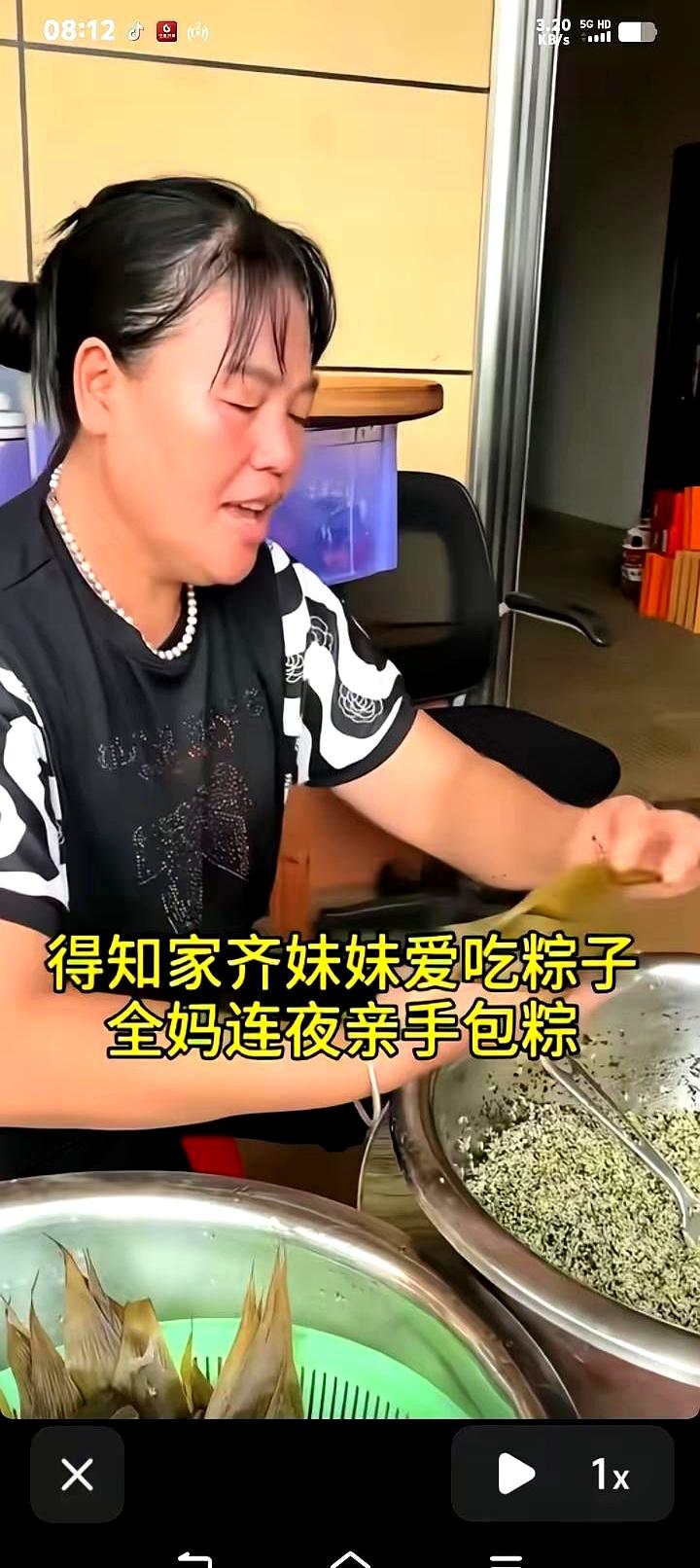 夜里知道张家齐爱吃粽子时，全红婵妈妈把粽叶一泡一裹，连夜蒸气翻腾，温度隔着屏幕都