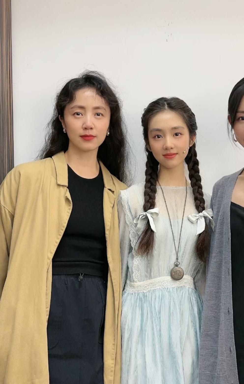 突然从女孩长成女人的感觉很美！她头真的很小一颗，非常出挑清瘦的美人！这发量[