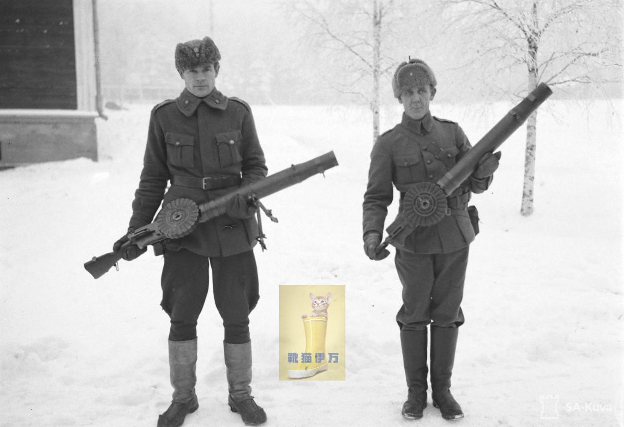 1939年12月8日，苏芬战争时期，芬兰，卡亚尼。芬兰士兵正在展示刘易斯轻机枪。