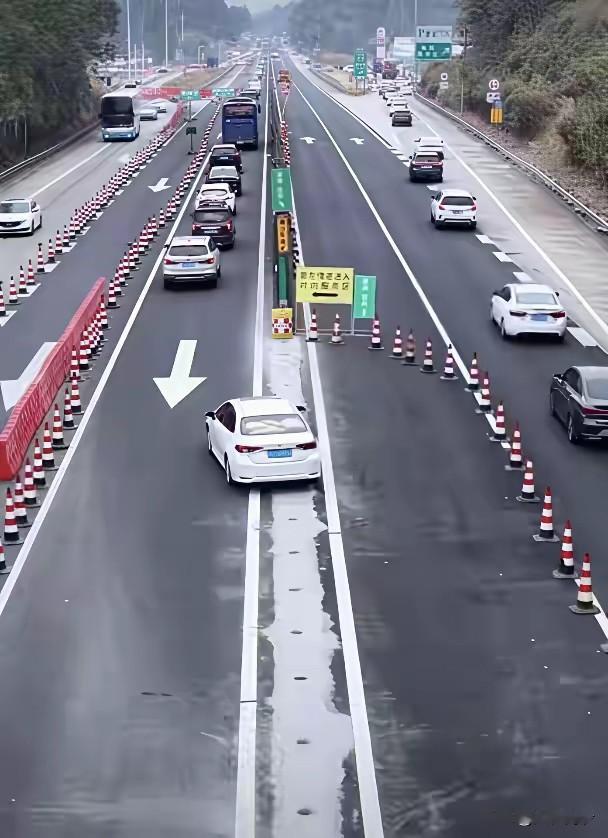 清远这次真的牛了，高速也搞了潮汐车道，在服务区堵塞路段，引导车流走对向车道，减少