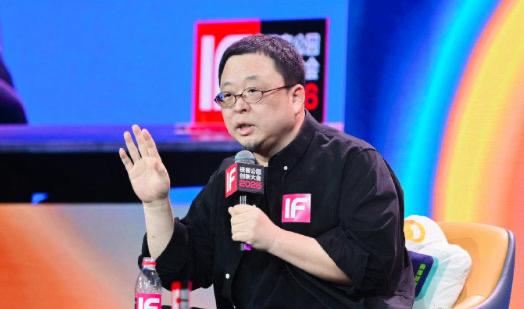 网友A：看了罗永浩在极客公园的访谈，他说锤子倒了七年，居然还有百万日活，真是没想