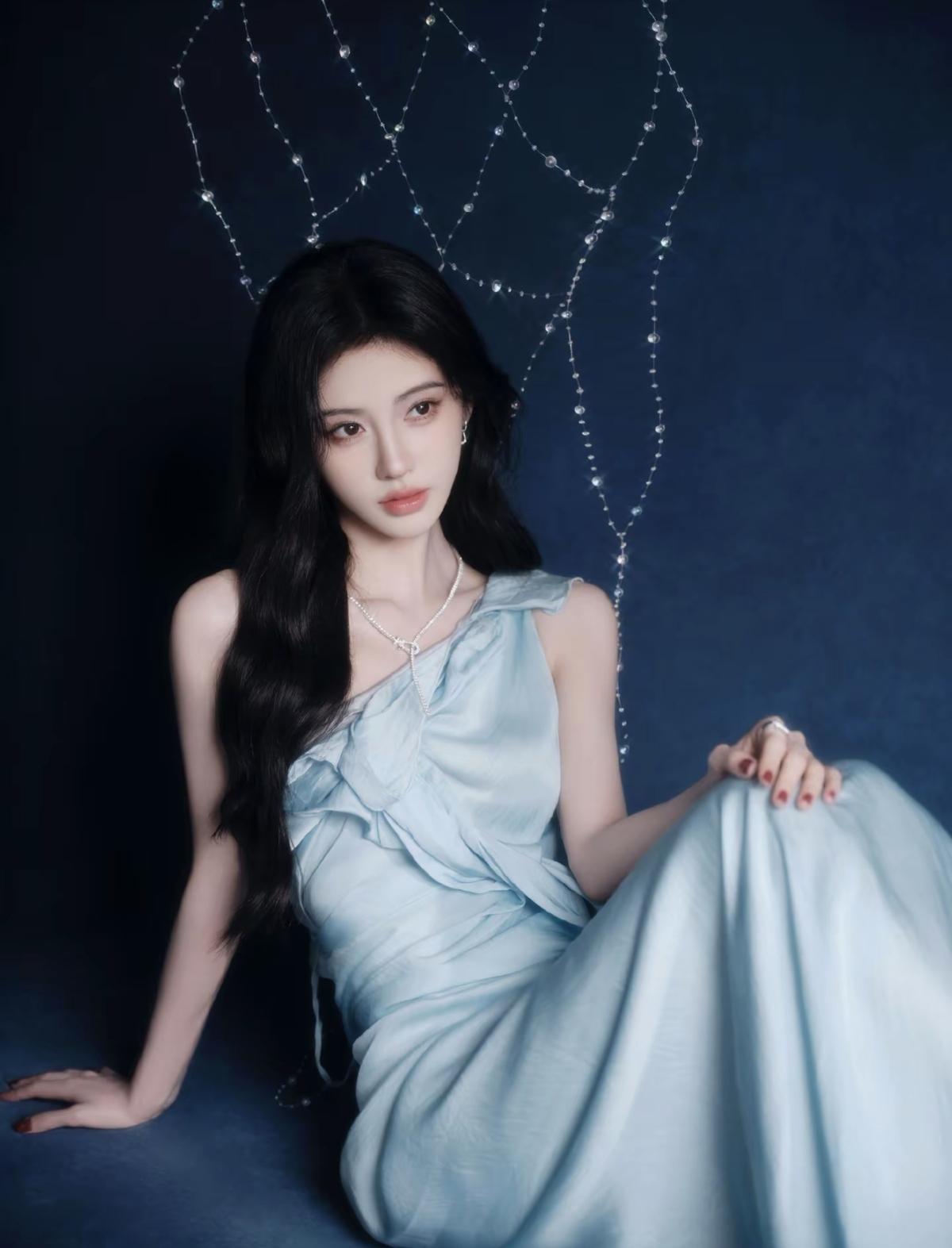 冰蓝长裙裹着清冷的光，鞠婧祎的美，是藏不住的温柔与高级斜肩设计露出精致锁