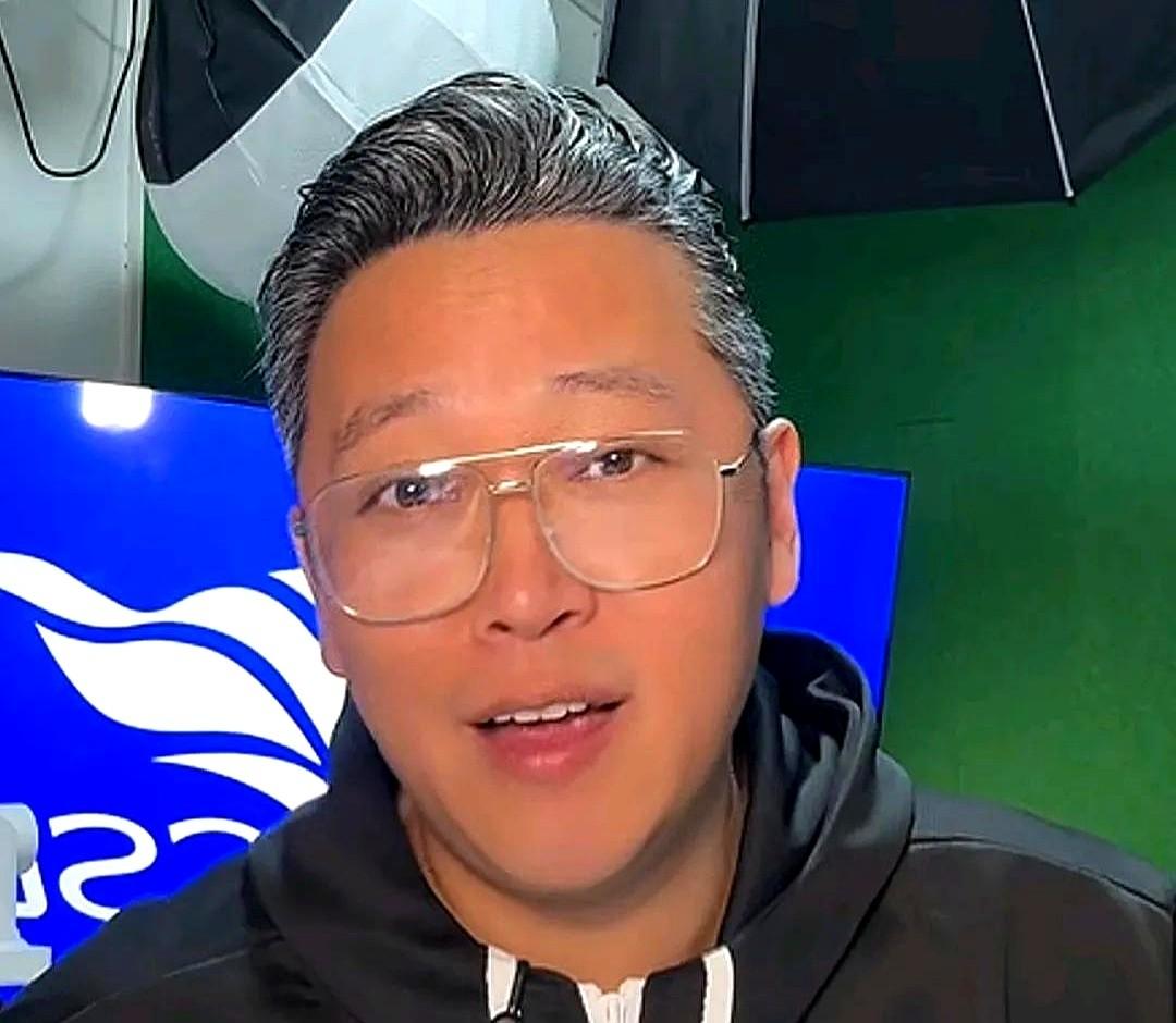 李金羽这教练，真有点东西。辽宁铁人刚回中超就两连败，球迷堵在机场，火气很大！