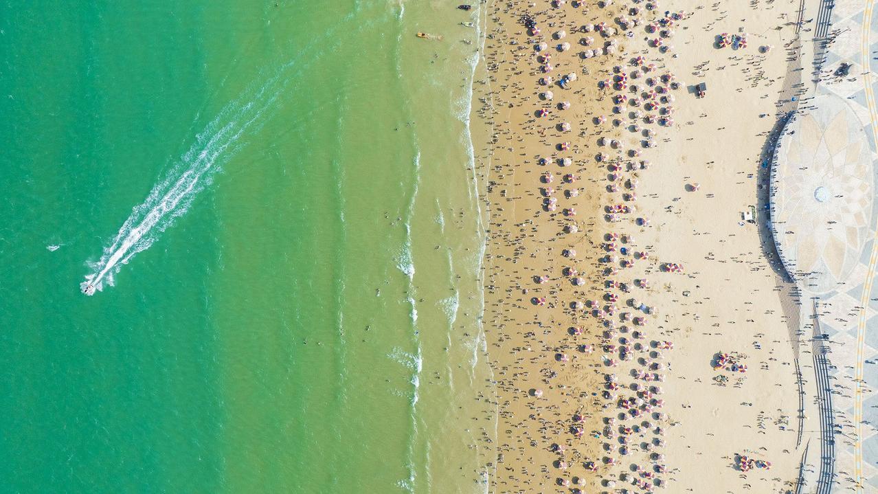 碧海潮生涌，金沙人影长。