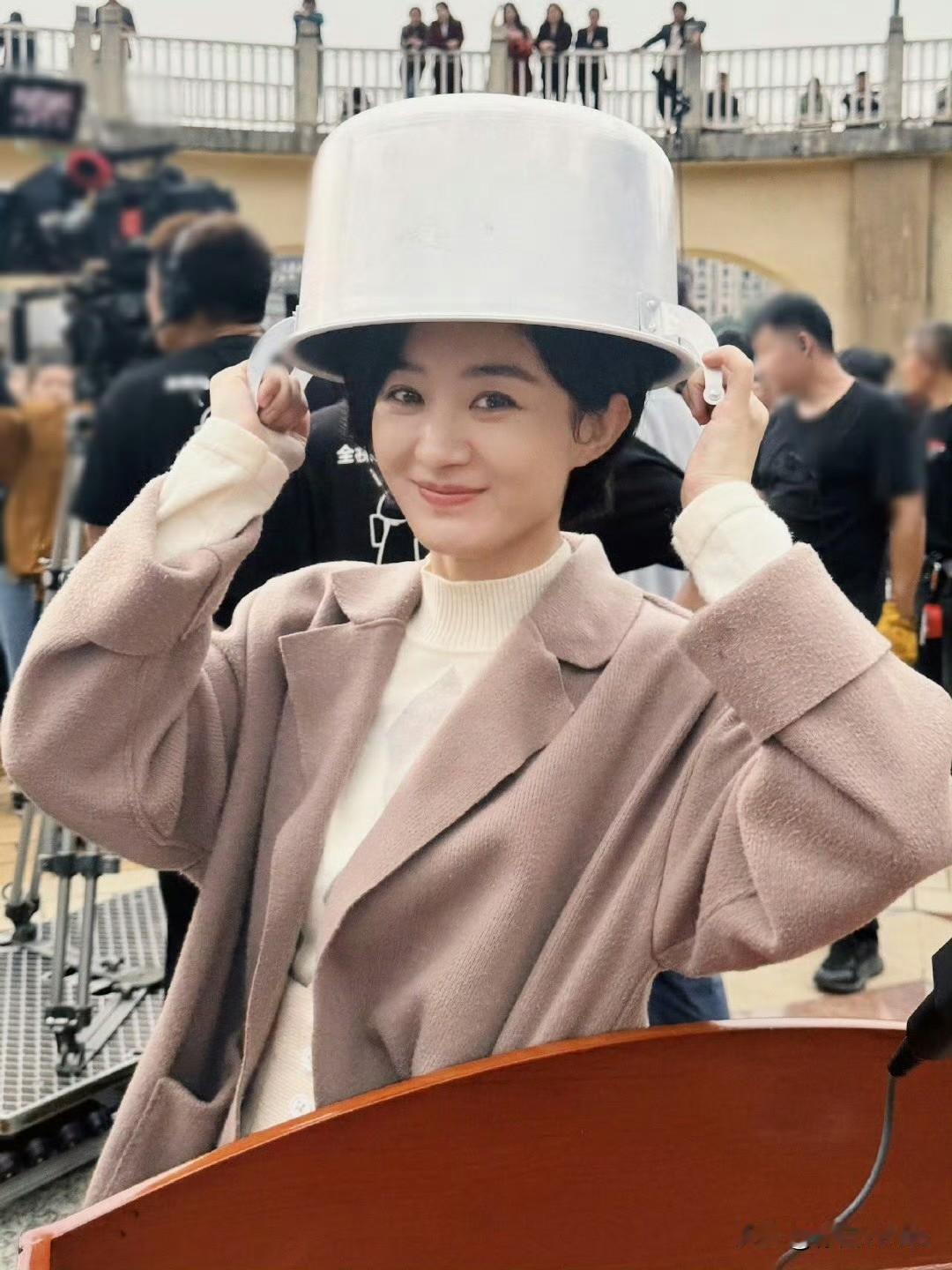 1月23日，赵丽颖为破除谣言，顶了个锅！“相信科学！不要看我可爱就让我顶锅！”