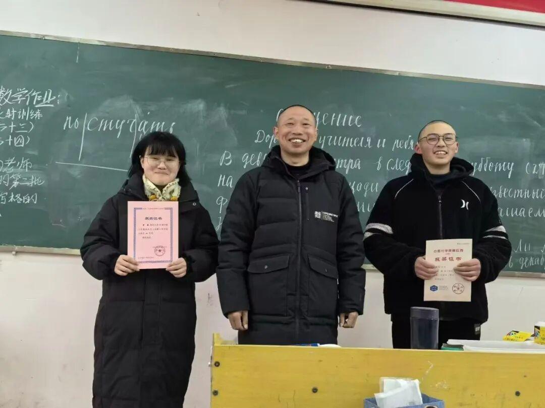 云南昭通，19岁女孩罗祺在集市帮家人摆摊卖野生菌时，收到北京大学录取通知书——全