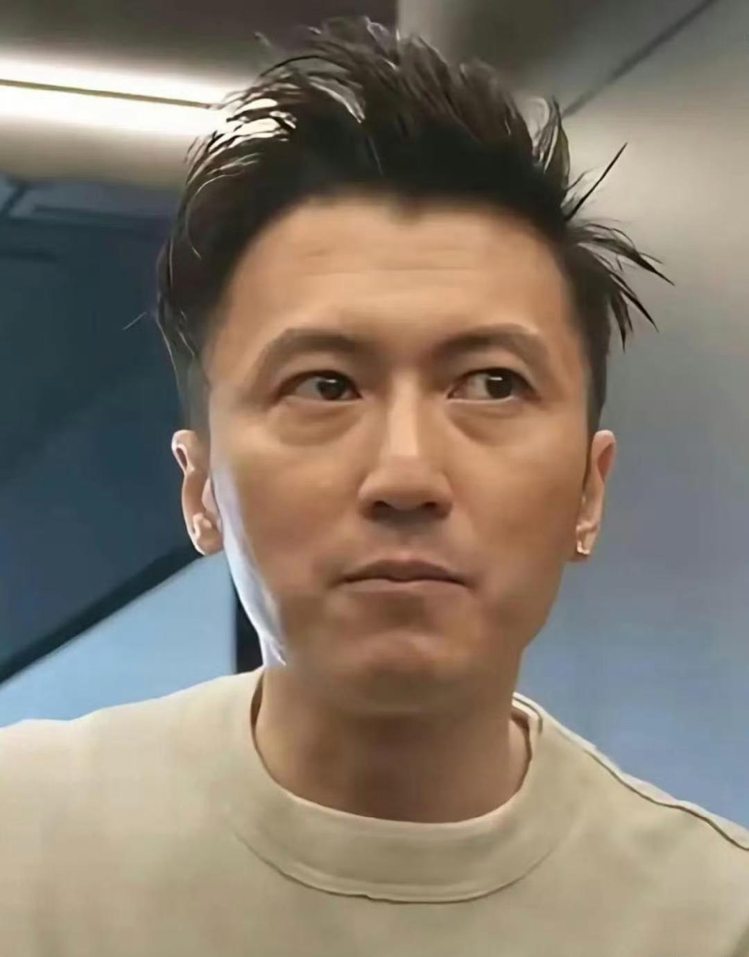 谢霆锋素颜生图，皱纹眼袋清晰可见，中年大叔感非常明显，难怪菲姐一点年龄焦虑都没有