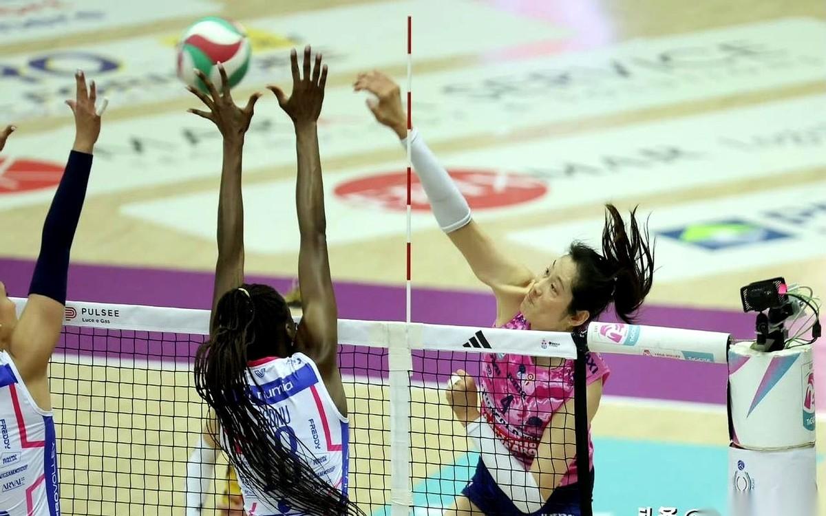 在对阵米兰的这场5局鏖战里，朱婷打出了一个极其反常的数据：整整41个一传。这场